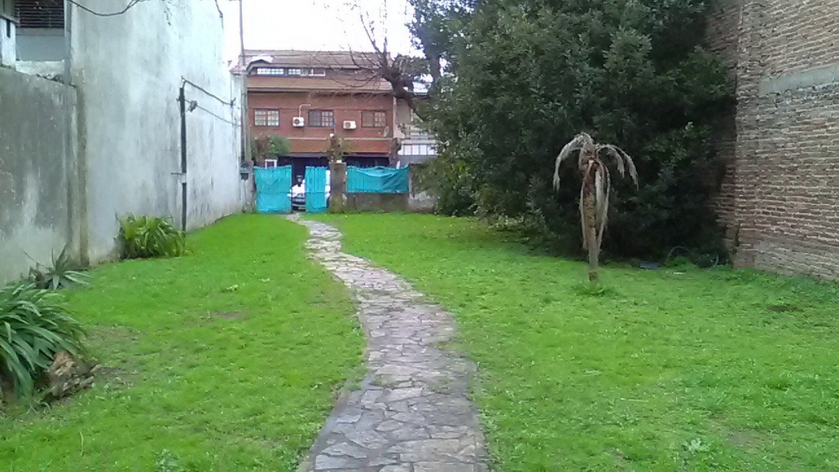 IDEAL INVERSORES. AMPLIO LOTE CON CASA AL FONDO.