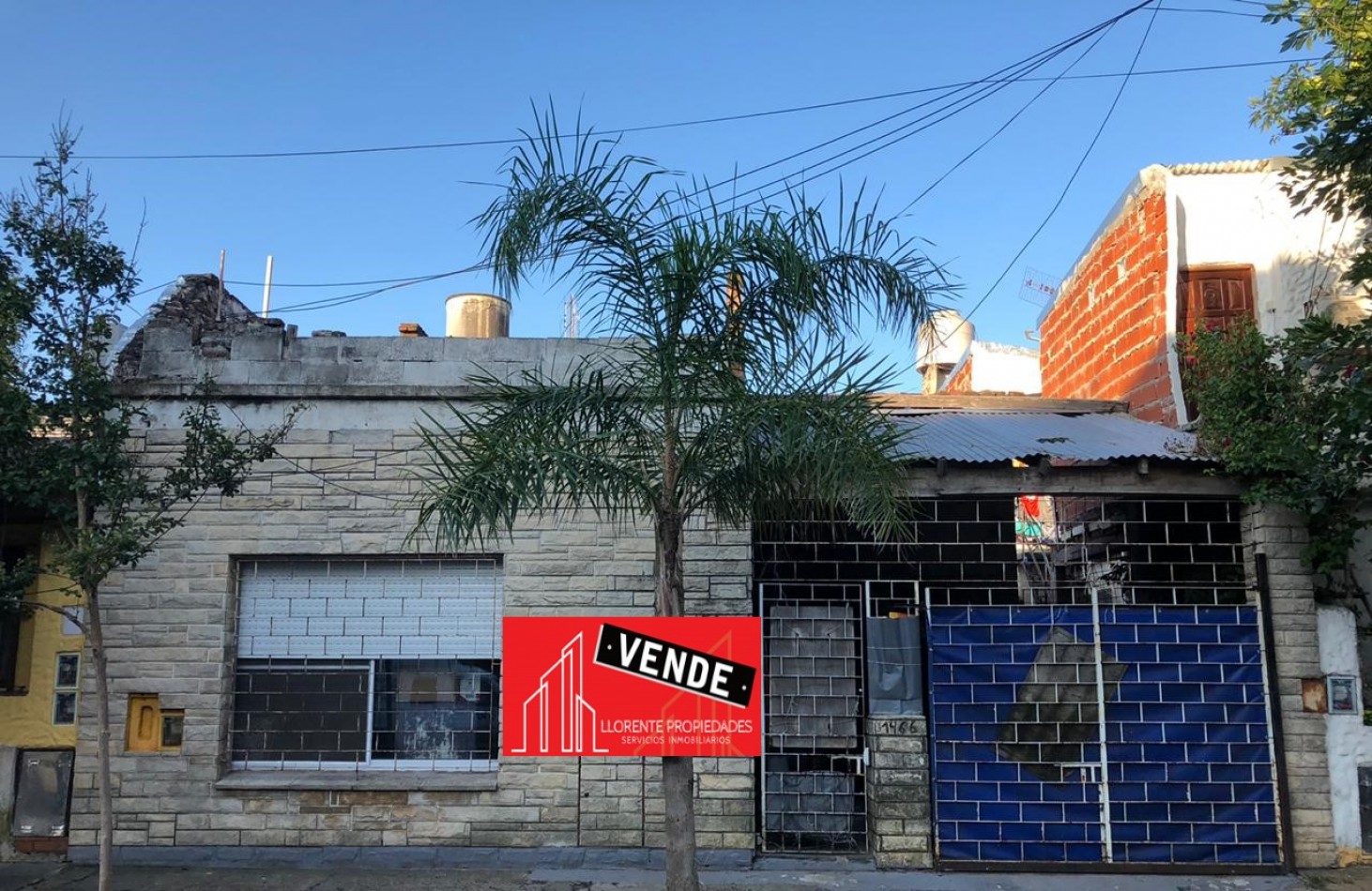 CASA DE 3 AMBIENTES CON COCHERA EN VENTA.