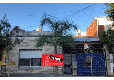 CASA DE 3 AMBIENTES CON COCHERA EN VENTA.